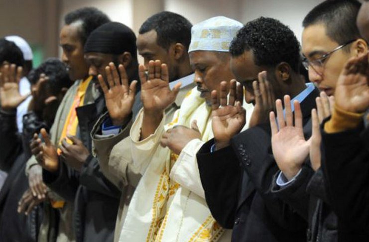 KAPAN SESEORANG MENGANGKAT TANGAN KETIKA TAKBIR SAAT SALAT?