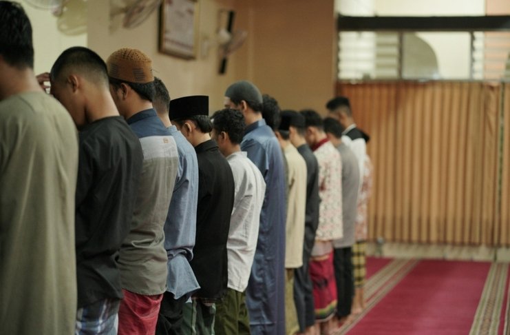 HUKUM MEMUTUSKAN SALAT KARENA BAU TAK SEDAP