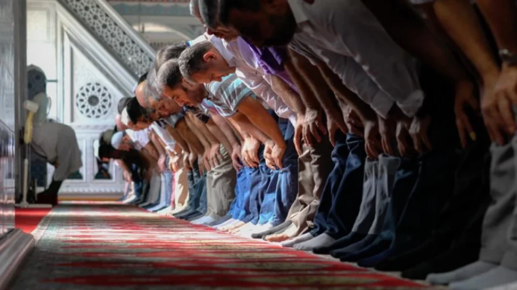 FIQH MENGIKUTI IMAM DALAM SALAT