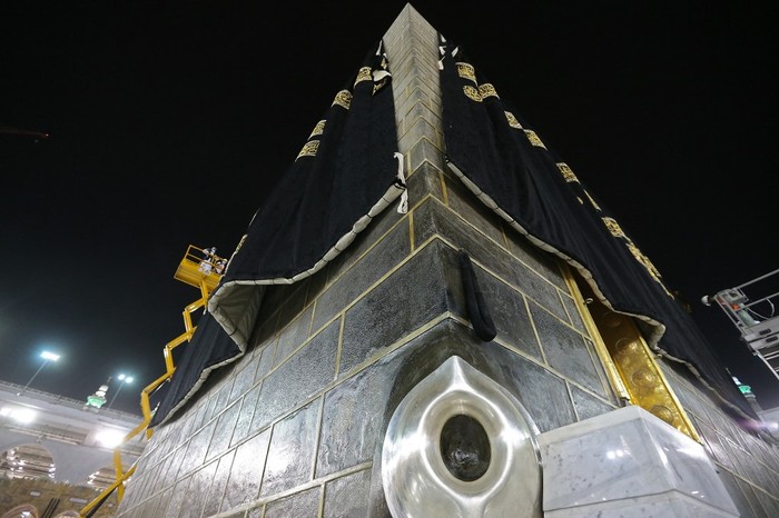 MENCIUM HAJAR ASWAD BAGI WANITA