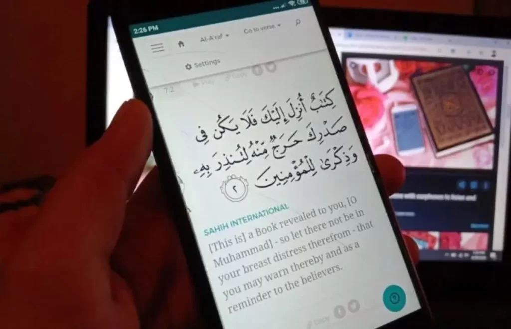 HUKUM MEMBACA DAN MENYENTUH AL-QUR'AN MELALUI PERANGKAT PONSEL PINTAR (SMARTPHONE)