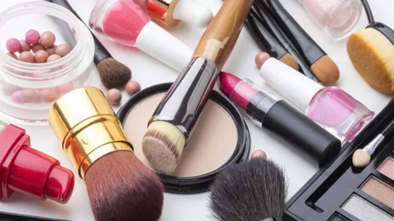 KULIT TERTUTUP BAHAN KOSMETIK ATAU TERKENA TINTA? BERIKUT PENJELASANNYA SEBELUM BERWUDHU