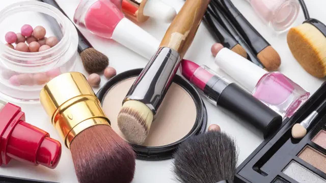 KULIT TERTUTUP BAHAN KOSMETIK ATAU TERKENA TINTA? BERIKUT PENJELASANNYA SEBELUM BERWUDHU
