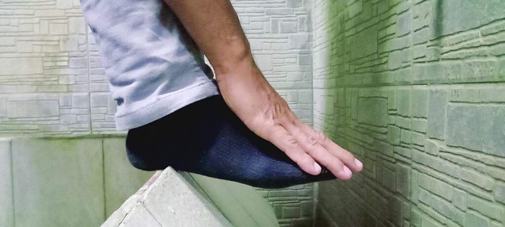 HUKUM DAN SYARAT MENGUSAP DUA KAUS KAKI SEBAGAI PENGGANTI MEMBASUH KAKI SAAT WUDHU