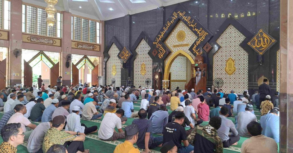 HUKUM MELOMPATI PUNDAK JEMAAH (TAKHATTI AL-RIQAB) SAAT KHOTBAH JUMAT DAN BATASAN PENGECUALIANNYA