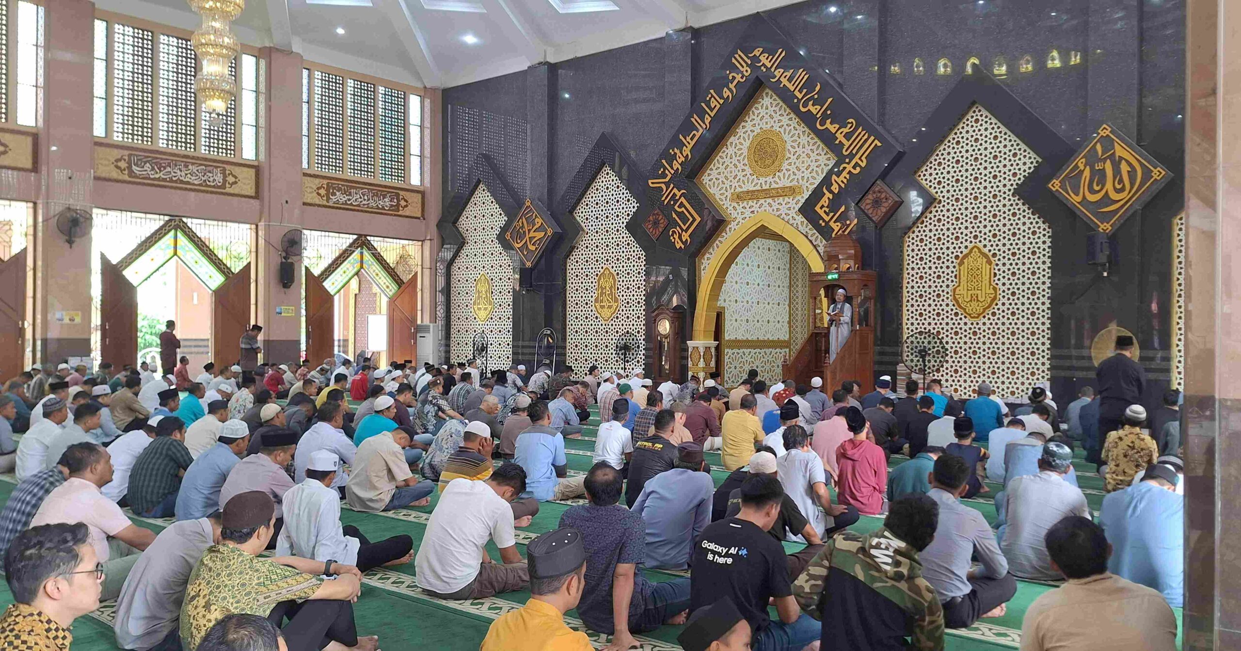 HUKUM MELOMPATI PUNDAK JEMAAH (TAKHATTI AL-RIQAB) SAAT KHOTBAH JUMAT DAN BATASAN PENGECUALIANNYA