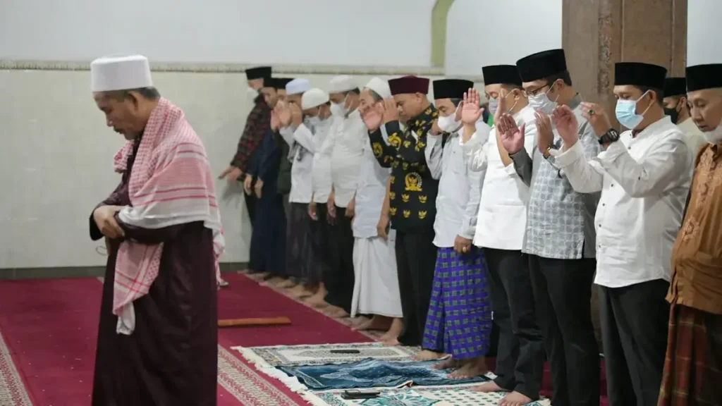 APAKAH ADA DALILNYA UCAPAN “ISTAQIMUU” BAGI IMAM KETIKA AKAN MENUNAIKAN SALAT BERJEMAAH?