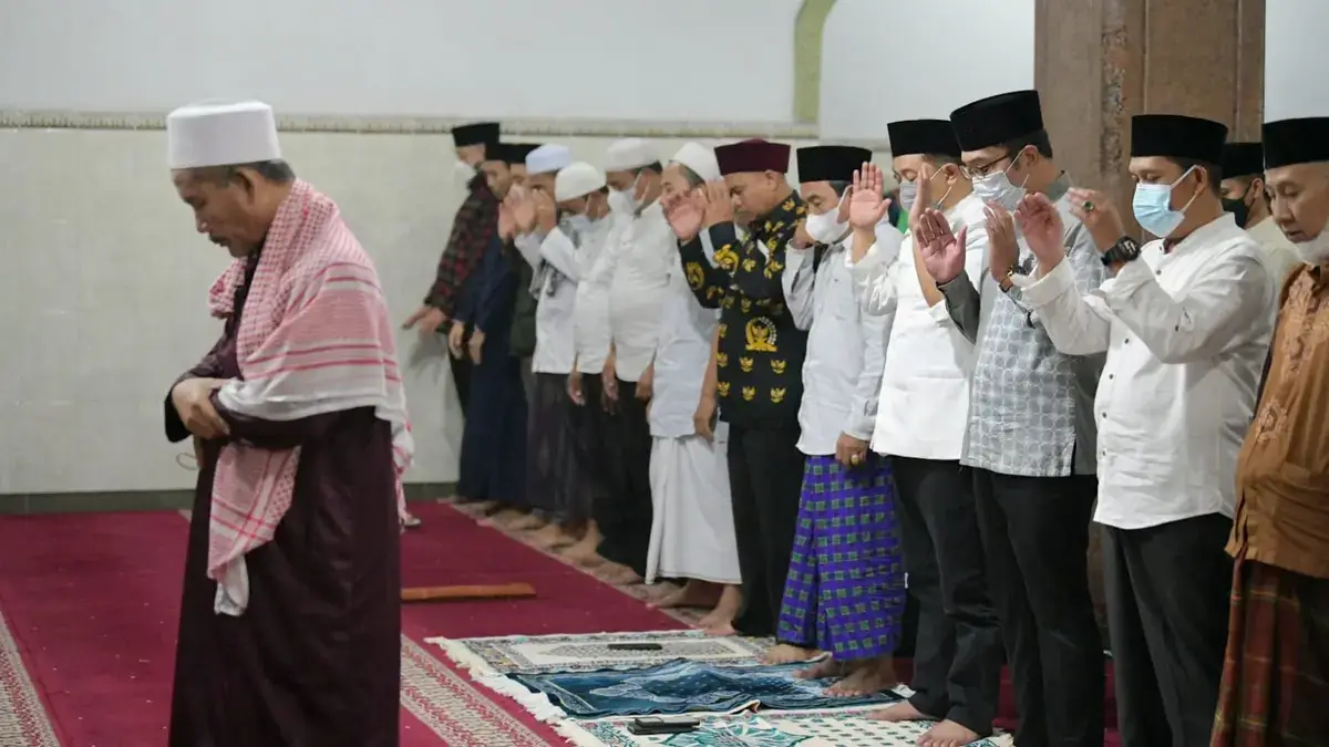 APAKAH ADA DALILNYA UCAPAN “ISTAQIMUU” BAGI IMAM KETIKA AKAN MENUNAIKAN SALAT BERJEMAAH?