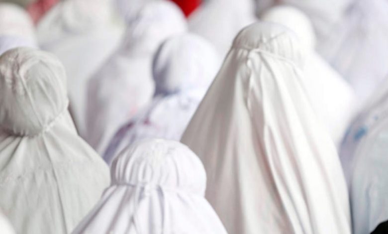 BENARKAH WANITA MENUNAIKAN SALAT SETELAH SELESAINYA PARA LELAKI BERJEMAAH DI MASJID?