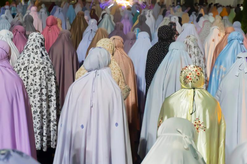 ADAKAH WARNA KHUSUS PAKAIAN BAGI WANITA SAAT MENUNAIKAN SALAT?
