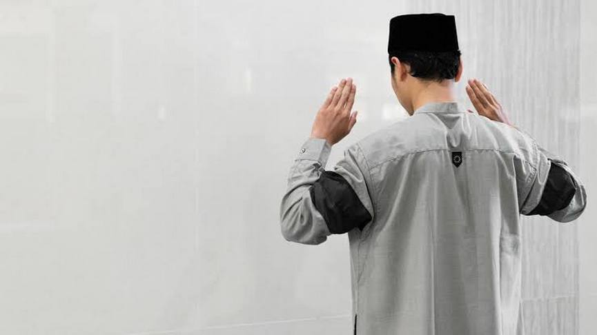 SETELAH TAKBIR HENDAKNYA LANGSUNG BERSEDEKAP