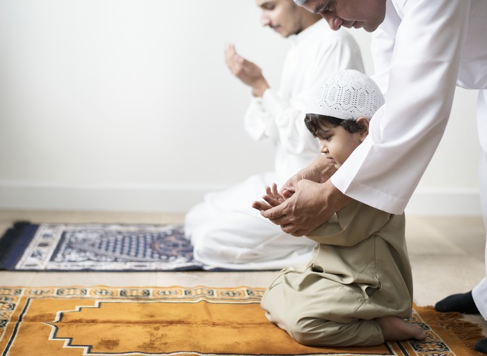 HUKUM MEMBANGUNKAN ANAK UNTUK SALAT MESKI SEDANG SAKIT
