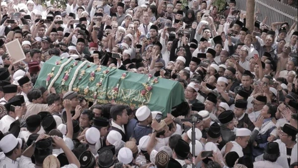 FIKIH MENGIRINGI JENAZAH: MANA YANG LEBIH UTAMA, DI DEPAN ATAU DI BELAKANG JENAZAH?