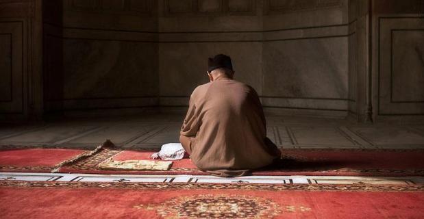 HUKUM MENANGIS KETIKA SALAT
